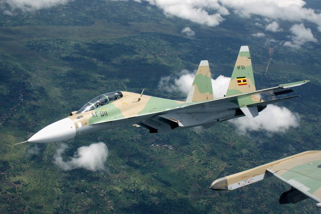 UGANDA SU-30 AF 011 AIRE VIRANDO.jpg